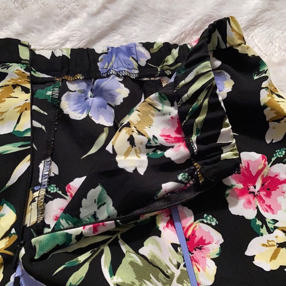 Requirements Skirt - Picture 2 of 3